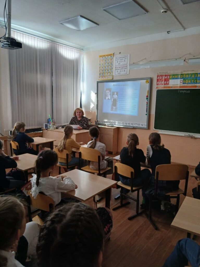 Специалист центра рассказывает ребятам о космосе и учащиеся начальных классов с удовольствием слушают и принимают активное участие в беседе.